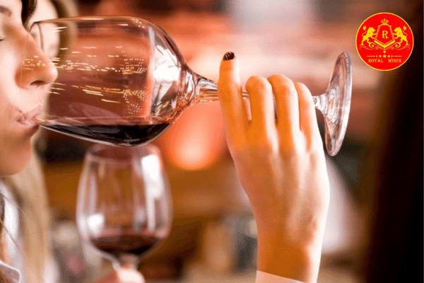 Uống rượu vang trong bữa ăn giúp kích thích vị giác, tiêu hóa tốt