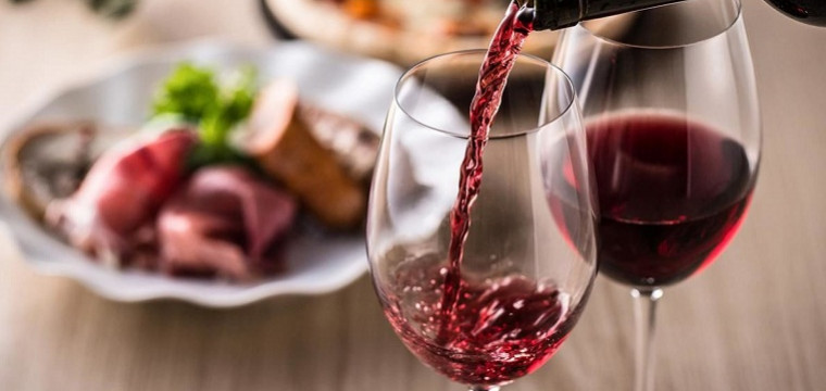Rượu vang được làm từ đâu và được biết đến khi nào?